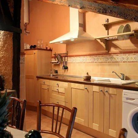 Botica Gomelia Ii Gumiel de Izan